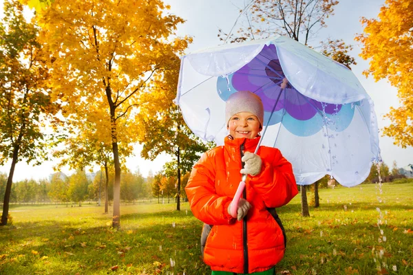 Junge mit blauem Regenschirm — Stockfoto