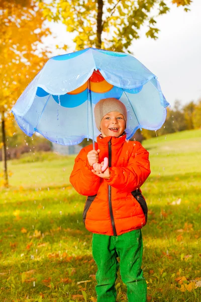 Niño sosteniendo paraguas azul —  Fotos de Stock