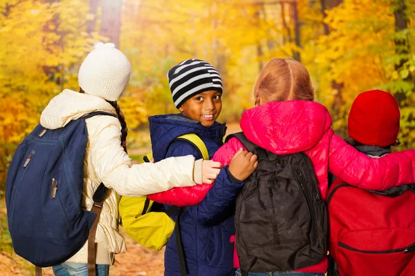 Barnen står nära med ryggsäckar — Stockfoto