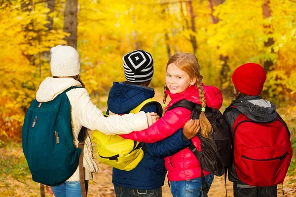 Çocuk grubu ayakta kapatmak ile turistik arka çantalar — Stok fotoğraf