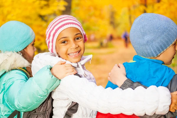 Children standing close with arms on shoulders — Stock Photo, Image