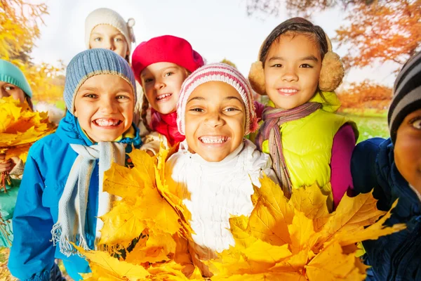 Enfants heureux avec de belles grappes de feuilles — Photo