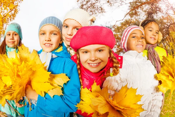 Enfants heureux avec de belles grappes de feuilles — Photo