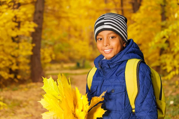 Carino africano ragazzo con foglie mazzo — Foto Stock