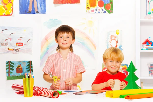 Chicos haciendo decoraciones — Foto de Stock