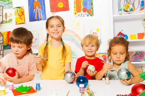 Dzieci malowanie bale sylwestrowe — Zdjęcie stockowe