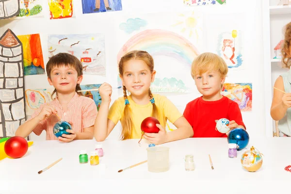 Niños pintando bolas de Año Nuevo — Foto de Stock