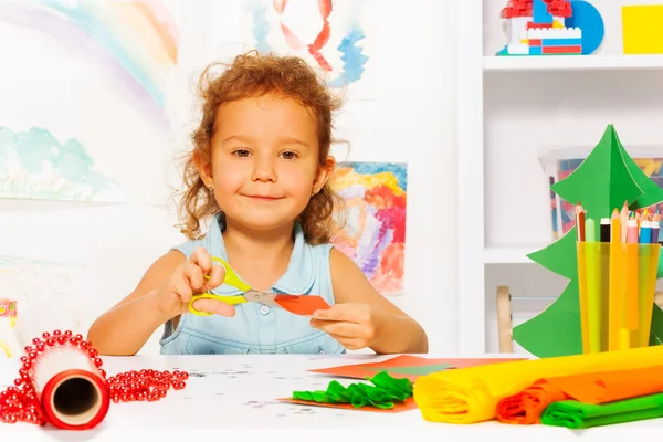 Meisje bedrijf schaar en papier — Stockfoto