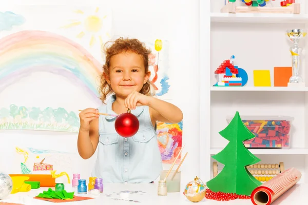 Ragazza dipinge palla di Capodanno — Foto Stock