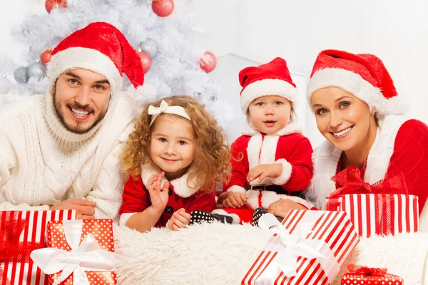 Familia feliz con regalos — Foto de Stock