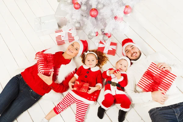 Familie en nieuwe jaar boom met presenteert — Stockfoto