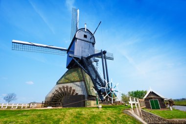 Hollanda'da pompalama yel değirmeni