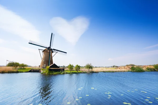 Molen en kanaal voor toekent — Stockfoto