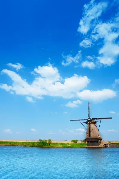 Molino de viento y canal para arrogancia — Foto de Stock