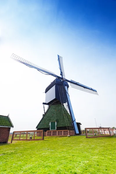 Windmolen op boerderij veld — Stockfoto