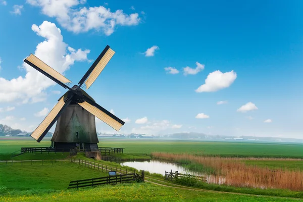 Antiguo molino en Holanda — Foto de Stock