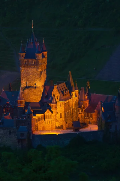 Vista de Cochem iluminada por la noche — Foto de Stock