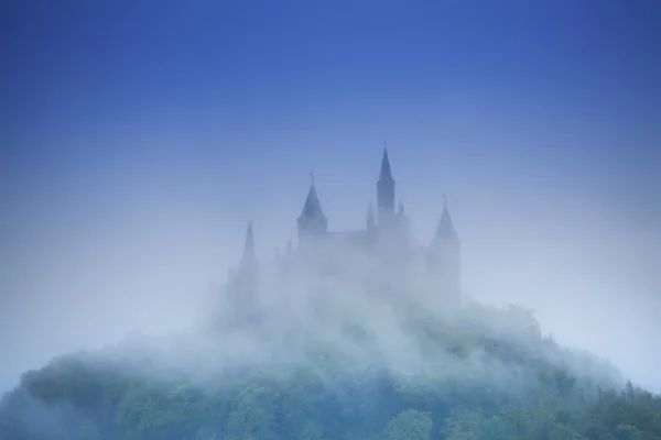 Castillo de Hohenzollern en neblina — Foto de Stock