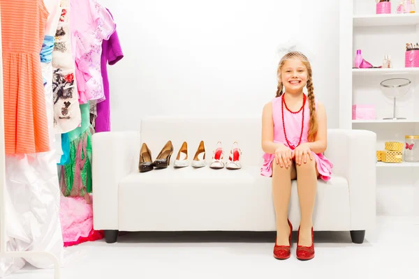 Menina senta-se no sofá — Fotografia de Stock