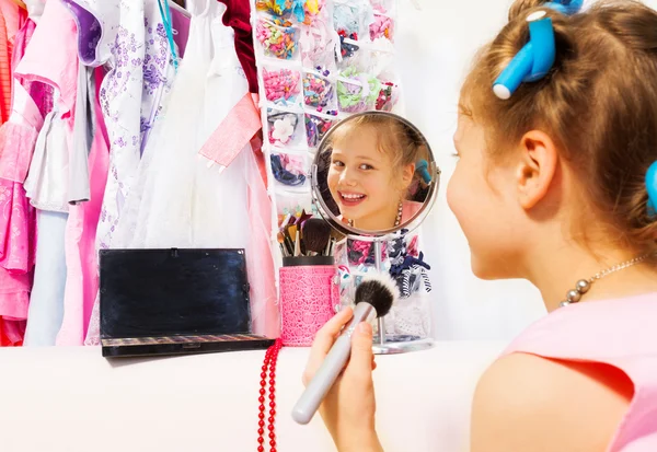 Girl looking in mirror — Stock Photo, Image