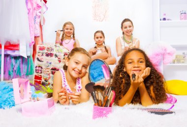 Makyaj yapan kızlar