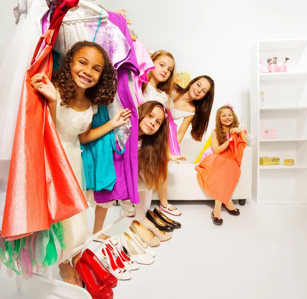 Ragazze durante lo shopping — Foto Stock