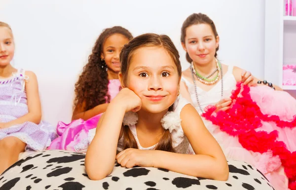 Kleine Mädchen auf dem Bett liegend — Stockfoto