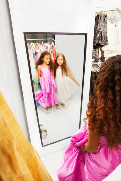 Flickor söker i spegeln — Stockfoto