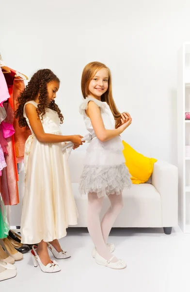Flicka hjälper till att passa klänning — Stockfoto
