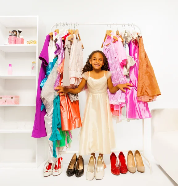 Küçük kız giysiler seçmek — Stok fotoğraf