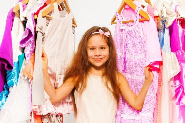 Küçük kız giysiler seçmek