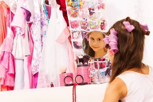Chica con rizadores de pelo se ve en el espejo — Foto de Stock