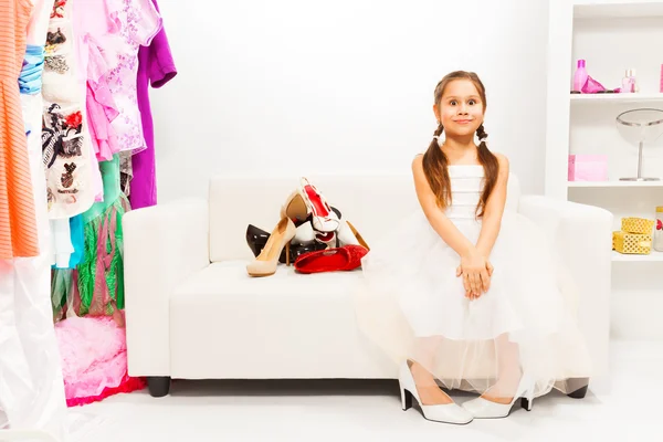 Flickan sitter i vita skor — Stockfoto