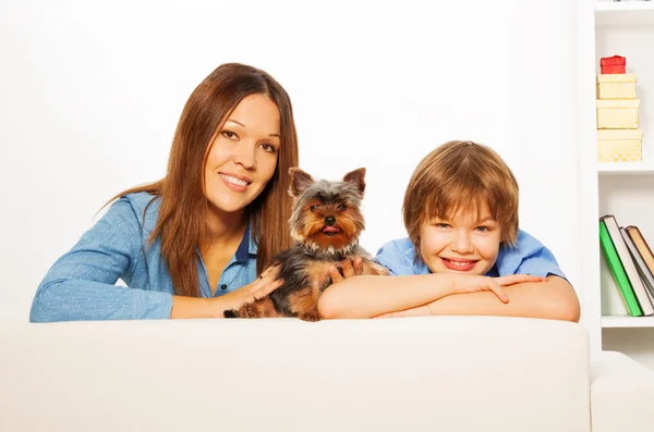 息子と犬と母 — ストック写真