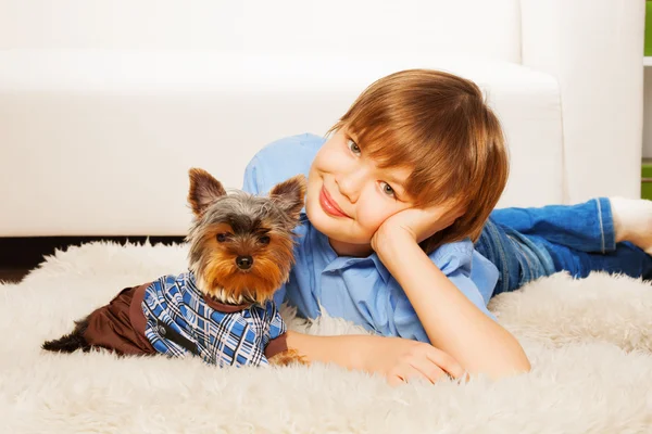 Yorkshire Terrier com menino — Fotografia de Stock