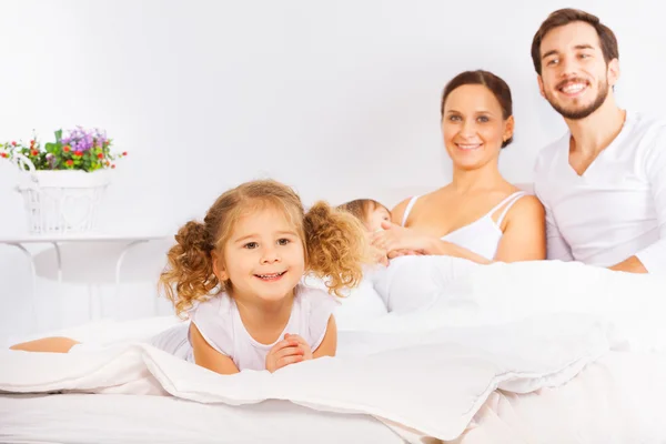 Ebeveynler ve çocuklar yatakta — Stok fotoğraf