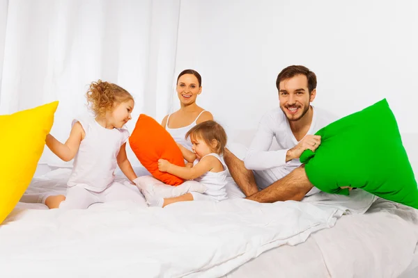 Ouders en kinderen spelen met kussens — Stockfoto