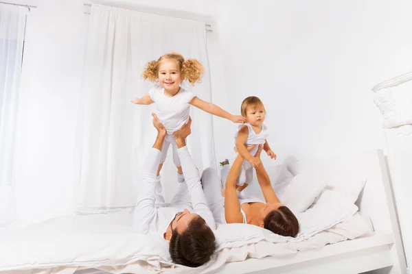 Ouders ophouden hun jonge geitjes — Stockfoto