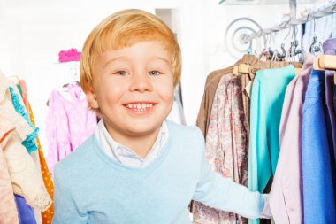 Sarışın çocuk askıları Alışveriş Merkezi yakınındaki