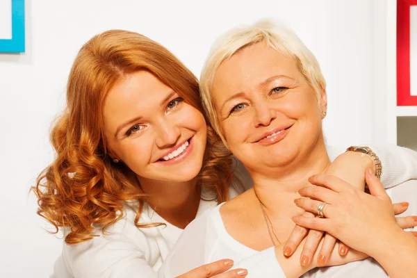 Dochter met oude moeder — Stockfoto