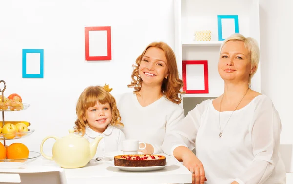 Feliz familia comiendo pastel — Foto de Stock