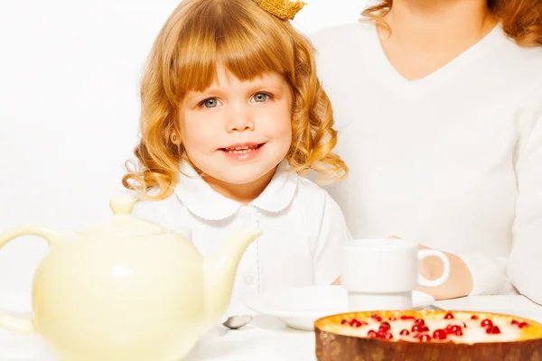 Dívka s čajem a dort — Stock fotografie