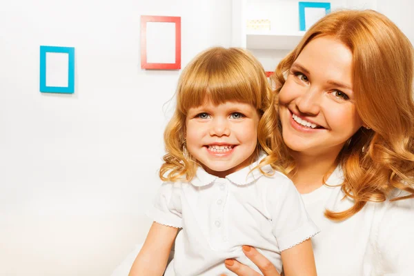 Gelukkige moeder met dochter — Stockfoto