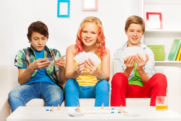 Drie tieners spelen — Stockfoto