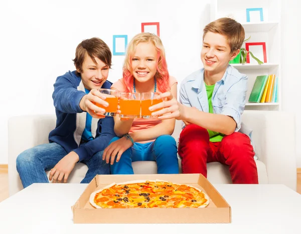 Ragazzi positivi che tengono i bicchieri — Foto Stock