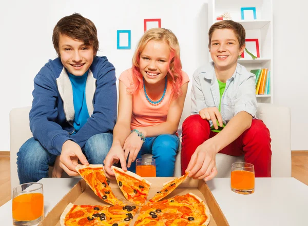 Amici felici che tengono la pizza — Foto Stock
