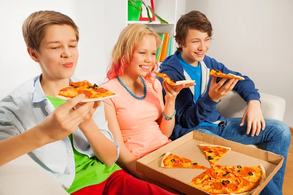 Adolescentes segurando pizza — Fotografia de Stock