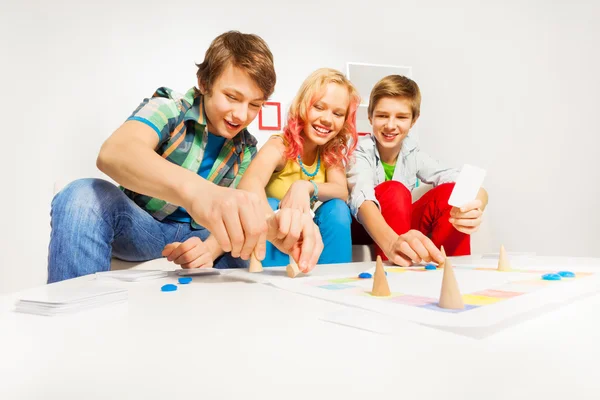 Chica y niños jugando — Foto de Stock