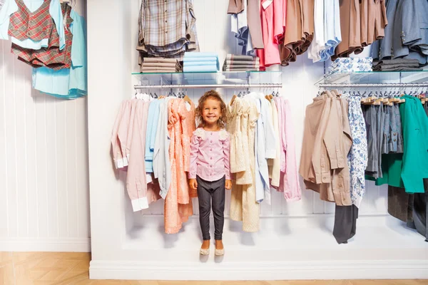 Lachende meisje permanent — Stockfoto