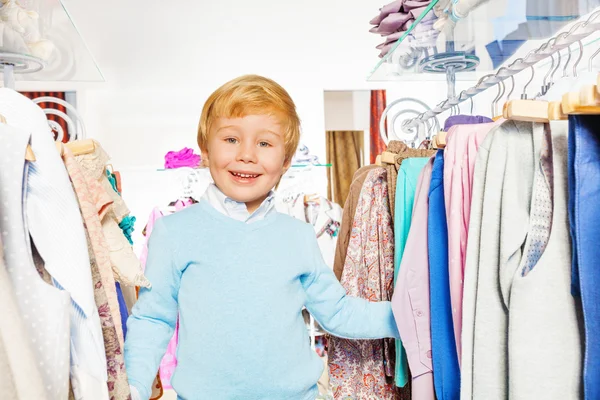 Blonde jongen lachen in shopping mall — Stockfoto